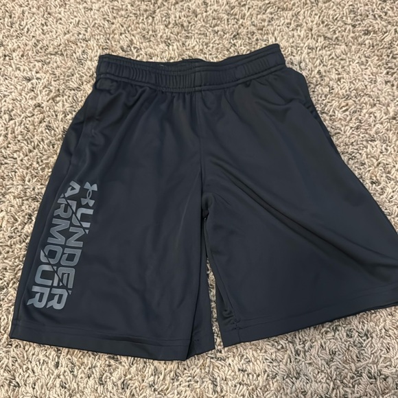 Boys Under Armour small shorts - Picture 1 of 2